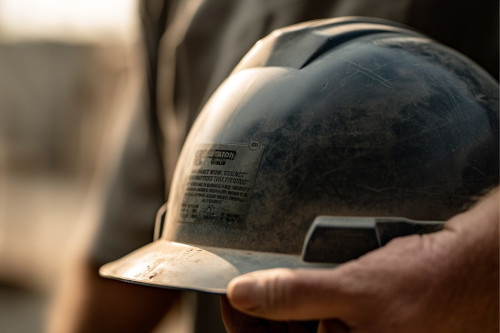 Jak sprawdzić datę ważności kasku ochronnego?