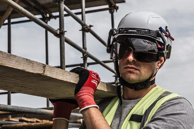 Kask wentylowany regulowany BOLT 200 żółty Milwaukee